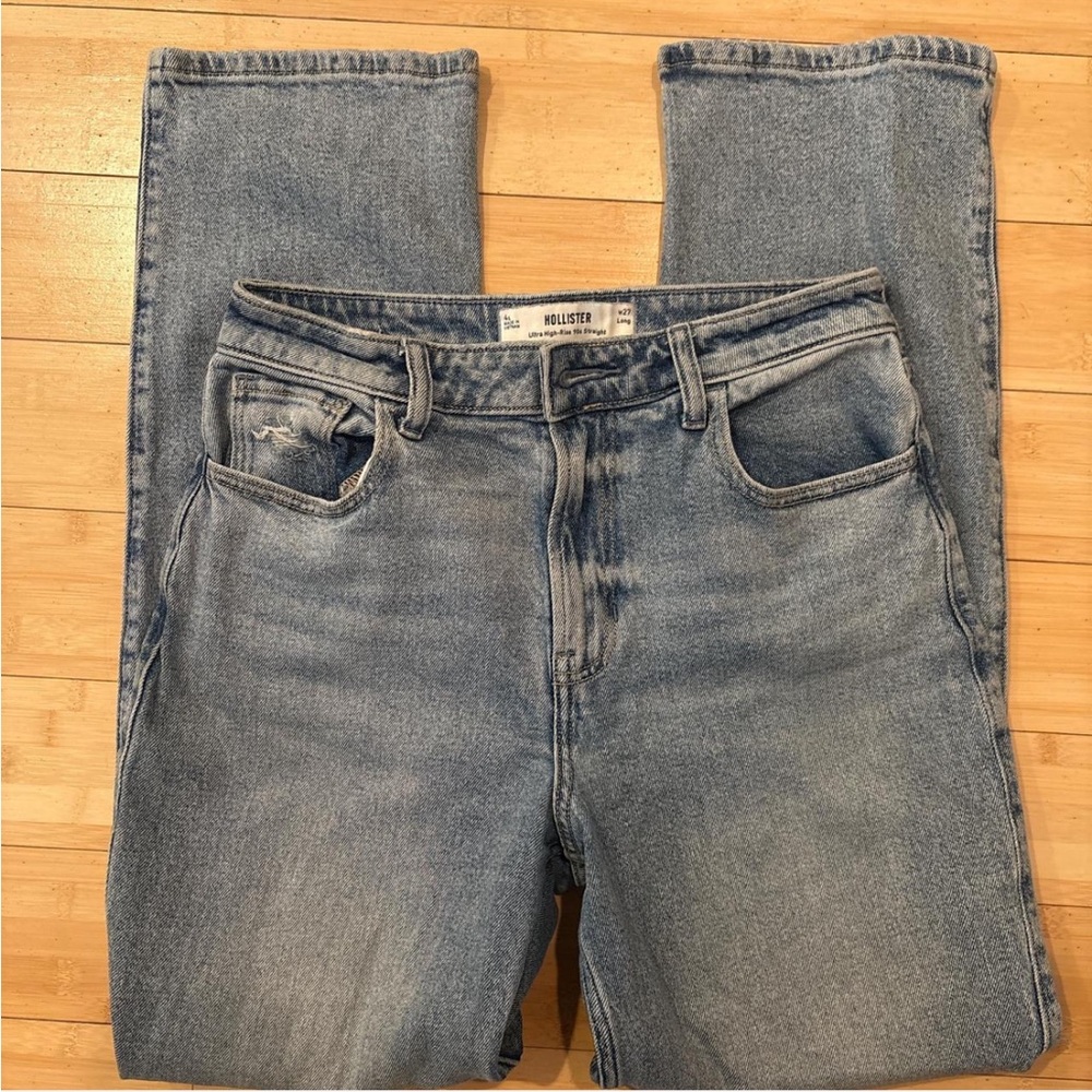 Hollister Ultra High-Rise 90s Straight 4L/w27 Long. Medium blue denim wash.